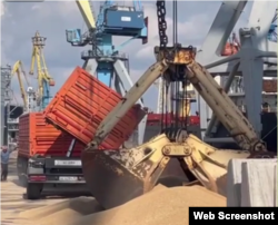 Оккупанты вывозят зерно с захваченных украинских территорий в Россию через Мариупольский порт. Скриншот из пророссийского телеграм-канала