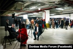 მედიაფორუმის მონაწილეები გეგმას არ ცვლიან, ჟურნალისტების ნაწილი ინტერვიუებს წერს, ნაწილი გამომსვლელებს უსმენს