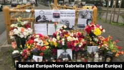 Budapesti emlékhely az orosz követséggel szemben, a Bajza utcánál, Navalnij temetése napján, 2024. március 1-én