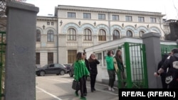 Elevii care intră la liceu în 2026 vor învăța după planuri-cadru noi, propune Ministerul Educației. 