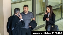 Evghenia Guțul, cu avocații Vadim Banaru (în robă) și Sergiu Moraru, înainte de o ședință de judecată.