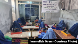 Окуунун ордуна кийим тигүүнү үйрөнүп жаткан кыздар. Нангархар, 6-март 2023-жыл