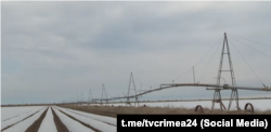 Оросительная система возле на поле для выращивания моркови возле села Березовка. Крым, март 2024 года