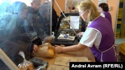 La brutăriile mici din cartiere este întotdeauna coadă la pâine caldă.