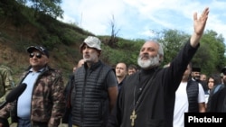 Բագրատ սրբազանը քաղաքացիների հետ երթով շարժվում է Երևան, 5-ը ապրիլի, 2024թ․
