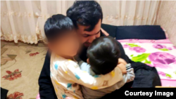 Сорбон Абдурахимзода со своими детьми. Фото из архива