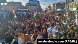 په کوټه کې د محمود خان اڅکزي پر کور د چاپې پرضد مظاهرې ته ګڼ خلک ورغلي ول - د مارچ څلورمې انځور.