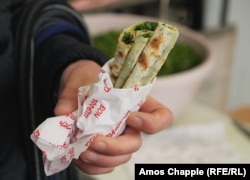 Një pamje nga afër e bukës me barishte, kapela xhingalov, e palosur në një ambalazh ushqimi në Abovyan, në veri të Jerevanit.