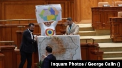 Pentru constituționaliștii din 1991, principiile de neatins sunt legate de integritatea teritorială, pluralismul politic și păstrarea republicii ca formă de guvernământ. Nu numai că Diana Șoșoacă nu contestă vreuna, dar vrea și teritorii care nu mai aparțin în prezent României.