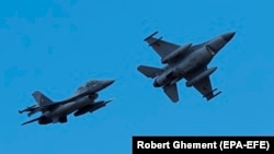 رهبران ناتو اعلام کردند که نخستین دسته از جت‌های جنگی F-16 از دنمارک و هالند به اوکراین منتقل شده و به زودی در آسمان اوکراین پرواز خواهند کرد.