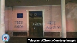 Ташкенттеги синагоганын дубалындагы жазуулар. AZfront Телеграм-каналы жарыялаган сүрөт. 