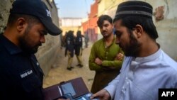 ارشیف: په پاکستان کې پولیس د افغان کډوالو د بایومیټریک اخیستلو پر مهال