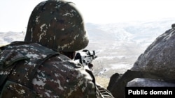 Հայաստանի ԶՈՒ զինծառայողը Ադրբեջանի հետ սահմանին մարտական հերթապահության ժամանակ, արխիվ
