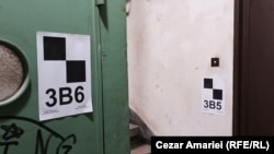 Ultima expertiză, realizată în 2022, a adus în plus doar câteva hârtii cu repere topografice lipite pe scara blocului. Clădirea este în faza proiectului tehnic și, în cel mai bun caz, în aproximativ patru ani lucrările ar putea fi finalizate.