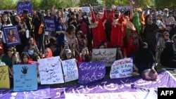 په پاکستان کې فعالان وخت په وخت پر ښځو د تشدد پرضد او د هغوی د حقونو خوندیتوب لپاره مظاهرې کوي - پخوانی انځور.