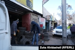 დიდუბეში, აგლაძის ქუჩაზე მეორეული და ახალი საბურავები იყიდება