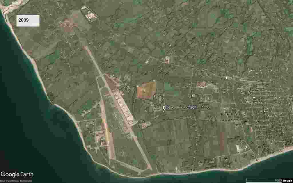 გუდაუთის სამხედრო ბაზა 2009 წელს.&nbsp;2009 წლის ივლის-აგვისტოში გადაღებულ სატელიტურ სურათებს თუ გადავხედავთ, დავინახავთ, რომ&nbsp; გუდაუთაში 100-ზე მეტი კარავია გაშლილი. ეს კარვები, სავარაუდოდ, სამხედროების საცხოვრებლად გამოიყენებოდა, ძველი ინფრასტრუქტურის განახლებამდე.&nbsp;