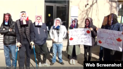 აქცია-პერფორმანსი კანადის საკონსულოსთან. კადრი საზოგადოებრივი მაუწყებლის სიუჟეტიდან