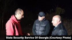 ლევან დოთიაშვილი (მარცხნივ) გათავისუფლების შემდეგ საქართველოს სამართალდამცავი უწყებების წარმომადგენლებს ესაუბრება. 