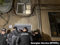 უჩა აბაშიძის კორპუსის სადარბაზოში პოლიცია არ უშვებს ოჯახის წევრებს და ჟურნალისტებს - ადგილზე მყოფი სამართალდამცველები ამბობენ, რომ "მიმდინარეობს საპოლიციო ღონისძიება".