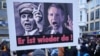 Një pankartë me portretin e ish-ministrit të propagandës naziste Joseph Goebbels dhe Bjoern Hoecke (djathtas), kandidat i AfD-së në zgjedhjet në Thuringia, gjatë një proteste kundër racizmit dhe planeve për dëbimin e migrantëve, në Bon, Gjermani, 21 janar 2024.