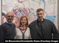 Realizatorii expoziției Corpul imposibil, Ovidiu Șandor și Diana Marincu, alături de artist.