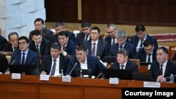 Министрлер кабинетинин мүчөлөрү Жогорку Кеңеште баяндама жасоодо.  23-ноябрь, 2023-жыл 