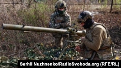 Авдеевка үчүн кармашып жаткан украин жоокерлери.