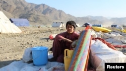 یک پسر افغان که با خانواده اش از پاکستان اخراج شده در منطقه تورخم. 