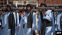 Howpsuzlyk işgärleri "Talybanyň" häkimiýete gelmeginiň üçünji ýyl dönümi mynasybetli geçirilen harby ýörişe gatnaşýarlar. Bagram howa menzili, 2024-nji ýylyň 14-nji awgusty