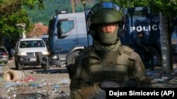 Tensiunile etnice din Kosovo, mereu un butoi de pulbere, riscă să degenereze în urma confruntărilor violente din ultimele zile.