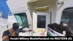 صحنه‌ای از یکی از حملات اخیر نیروهای حوثی به یک کشتی تجاری در دریای سرخ