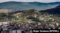 Fotografi nga arkivi e Mitrovicës së Veriut, e banuar me shumicë serbe.