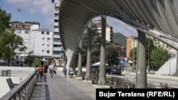 Most preko reke Ibar koji razdvaja severni deo grada većinski naseljen Srbima, od južnog većinski naseljenog Albancima.