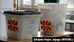 Kutitë e votimit  për zgjedhjet parlamentare dhe ato presidenciale, Shkup, 8 maj 2024.