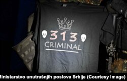 Bluza e cila, sipas njoftimit të MPB-së së Serbisë, është gjetur gjatë një operacioni policor në një nga kampet informale pranë Suboticës më 29 tetor 2023.