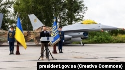 Президент Украины Владимир Зеленский на фоне истребителей F-16 в День Воздушных Сил Киевской области, 4 августа 2024 года