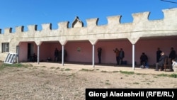 სახლი სოფელ ლამბალოში, სადაც 14 წლის აითაჯი ორი თვის განმავლობაში ცხოვრობდა