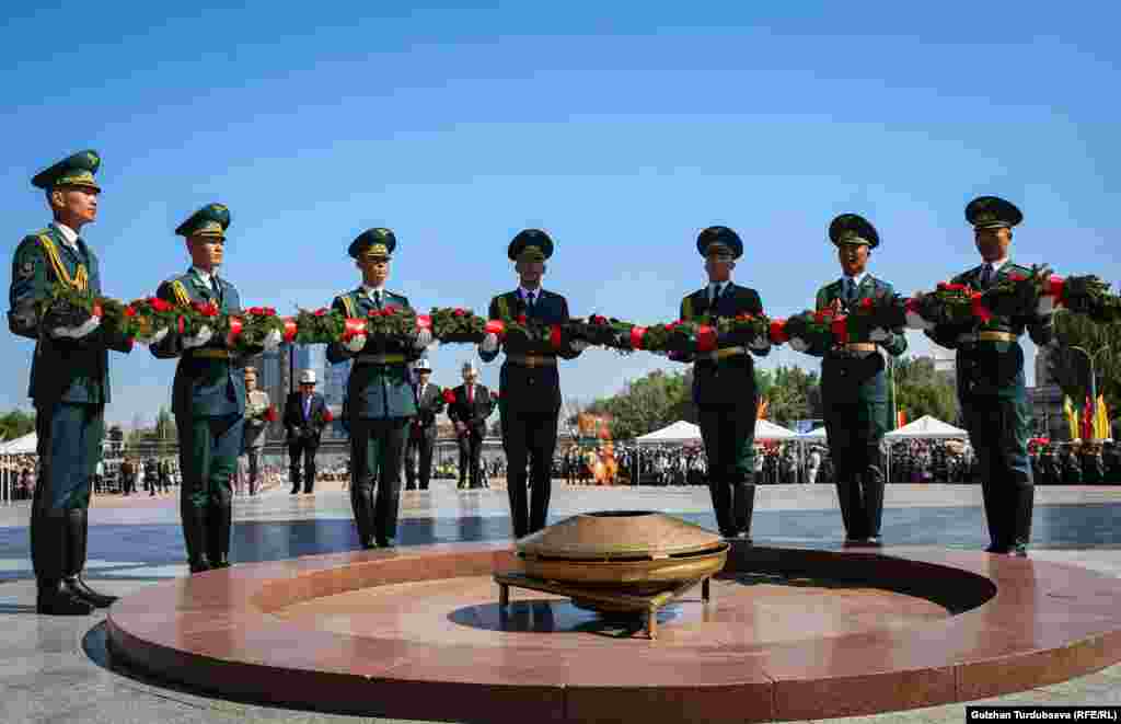 Иш-чарада алгач Өчпөс отко гүлчамбар коюлуп, согушта курман болгондор эскерилди.