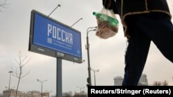 Bilbord, koji prikazuje riječ "Rusija" i poruku "Sretna Nova godina" i QR kod koji je ulaz na web stranicu zatvorenog ruskog opozicionog političara i pristalica kritičara Kremlja Alekseja Navaljnog, na cesti u Moskvi, Rusija, 7. decembar 2023. 
