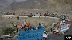 د افغانانو په کډو بار یوشمېر لارۍ د تورخم له لارې افغانستان ته ستنېږي - د ۲۰۲۳ز کال د نومبر دویمې انځور.