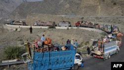 د افغانانو یوشمېر کډې له تورخم سره نېږدې افغانستان ته د اوښتو په انتظار ولاړې دي - د نومبر درېیمې انځور.