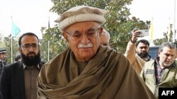 عدالت د محمود خان اڅکزی د نیولو حکم کړی او د اپرېل پر ۲۷مه یې عدالت ته د هغه د وروستو ویلي دي ـ پخوانی انځور