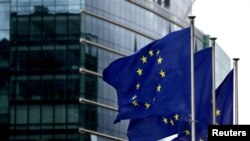 Flamujt evropianë jashtë selisë së Komisionit Evropian në Bruksel, Belgjikë, 20 shtator 2023.