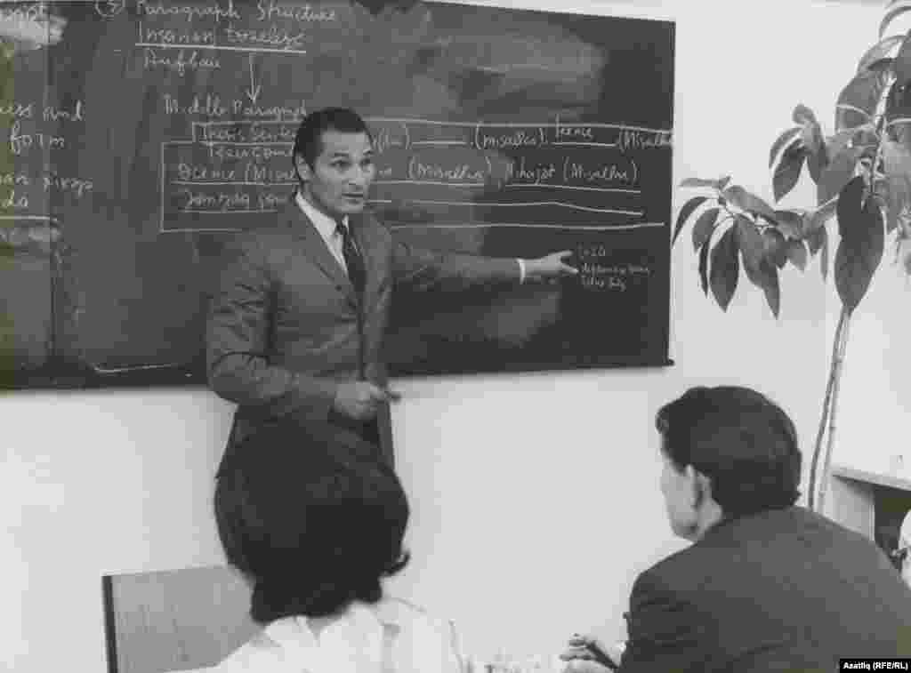 Татар-башкорт редакциясе мөдире Гариф Солтан радиода төрки телле редакцияләр өчен журналистика курслары үткәрә. 1967 елның октябре