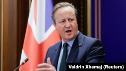 د برېتانیې د بهرنیو چارو وزیر ډېوډ کېمرون يوې غونډې ته وينا کوي ـ پخوانی انځور