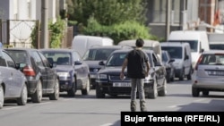 Një fëmijë në patina me rrota në Lagjen e Boshnjakëve në Mitrovicën e Veriut.