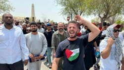 شرکت‌کننندگان در نماز جمعه در شهر دوحه، قطر، پس از رسیدن جنازه اسماعیل هنیه به این شهر