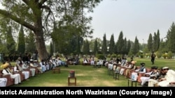 اتمانزيو جرګې په تېرو وختونو کې له ضلعي انتظاميې او پوځي مشرانو سره يوشمېر ناستې کړې دي - انځور له ارشيفه