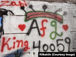 Grafiti me shenjën e një prej grupeve të kontrabandës pranë stacionit të trenit në Suboticë, Serbi, korrik 2023.